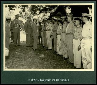 Giovanni Gronchi assiste all'esercitazione militare "Monte Bianco terzo" a Baraggia di Rovasenda il 29 luglio 1956