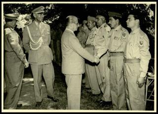 Giovanni Gronchi assiste all'esercitazione militare "Monte Bianco terzo" a Baraggia di Rovasenda il 29 luglio 1956