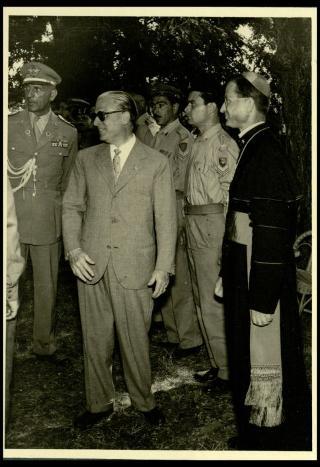 Giovanni Gronchi assiste all'esercitazione militare "Monte Bianco terzo" a Baraggia di Rovasenda il 29 luglio 1956