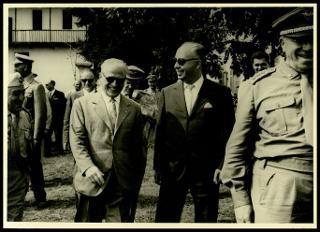 Giovanni Gronchi assiste all'esercitazione militare "Monte Bianco terzo" a Baraggia di Rovasenda il 29 luglio 1956