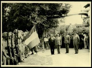 Giovanni Gronchi assiste all'esercitazione militare "Monte Bianco terzo" a Baraggia di Rovasenda il 29 luglio 1956