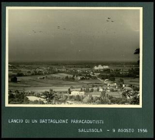 Giovanni Gronchi assiste all'esercitazione militare "Monte Bianco terzo" a Baraggia di Rovasenda il 29 luglio 1956