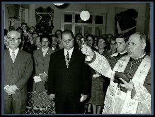 Giovanni Gronchi visita la Casa della madre e del bambino "Istria" dell'Opera nazionale per la protezione della maternità e dell'infanzia di Trieste