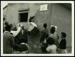 Giovanni Gronchi visita il Centro di colonizzazione di Vicarello di Volterra nel novembre 1956