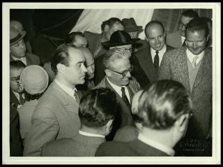 Giovanni Gronchi visita il Centro di colonizzazione di Vicarello di Volterra nel novembre 1956