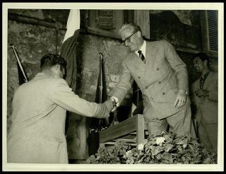 Giovanni Gronchi visita il Centro di colonizzazione di Vicarello di Volterra nel novembre 1956