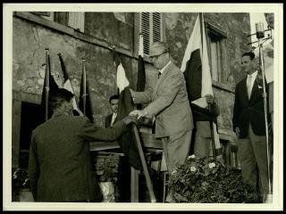 Giovanni Gronchi visita il Centro di colonizzazione di Vicarello di Volterra nel novembre 1956