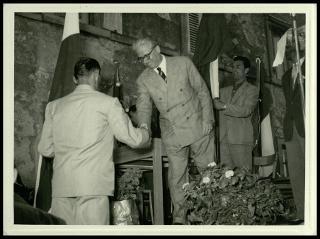Giovanni Gronchi visita il Centro di colonizzazione di Vicarello di Volterra nel novembre 1956