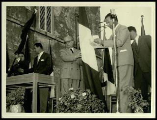 Giovanni Gronchi visita il Centro di colonizzazione di Vicarello di Volterra nel novembre 1956