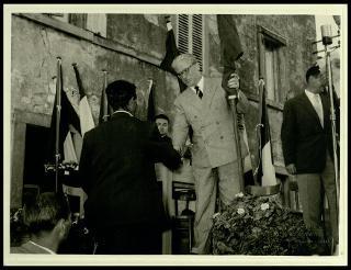Giovanni Gronchi visita il Centro di colonizzazione di Vicarello di Volterra nel novembre 1956