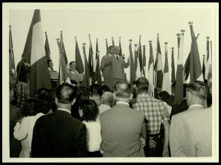 Giovanni Gronchi visita il Centro di colonizzazione di Vicarello di Volterra nel novembre 1956