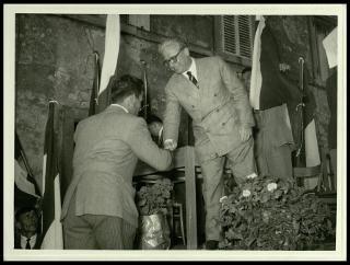 Giovanni Gronchi visita il Centro di colonizzazione di Vicarello di Volterra nel novembre 1956