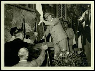 Giovanni Gronchi visita il Centro di colonizzazione di Vicarello di Volterra nel novembre 1956
