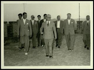 Giovanni Gronchi visita il Centro di colonizzazione di Vicarello di Volterra nel novembre 1956