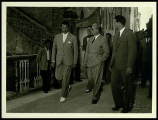 Giovanni Gronchi visita il Centro di colonizzazione di Vicarello di Volterra nel novembre 1956