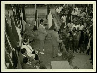Giovanni Gronchi visita il Centro di colonizzazione di Vicarello di Volterra nel novembre 1956