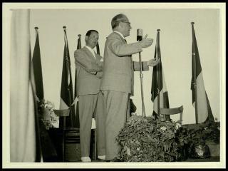 Giovanni Gronchi visita il Centro di colonizzazione di Vicarello di Volterra nel novembre 1956