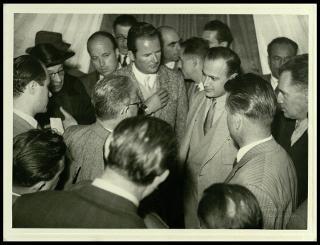 Giovanni Gronchi visita il Centro di colonizzazione di Vicarello di Volterra nel novembre 1956