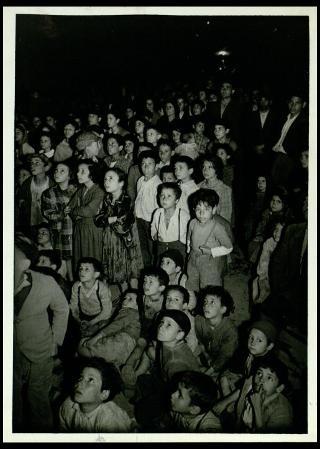 Proiezioni con il cinemobile nel 1956