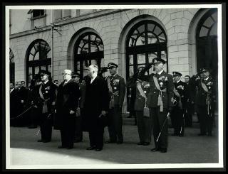 Giovanni Gronchi visita l'Accademia navale di Livorno in occasione del 75° anniversario dell'Istituto