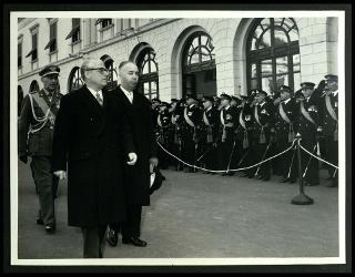 Giovanni Gronchi visita l'Accademia navale di Livorno in occasione del 75° anniversario dell'Istituto