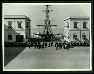 Giovanni Gronchi visita l'Accademia navale di Livorno in occasione del 75° anniversario dell'Istituto