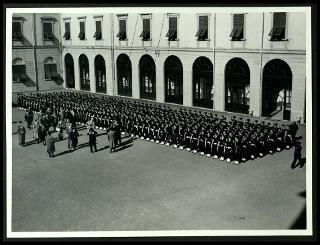 Giovanni Gronchi visita l'Accademia navale di Livorno in occasione del 75° anniversario dell'Istituto