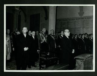 Giovanni Gronchi visita l'Accademia navale di Livorno in occasione del 75° anniversario dell'Istituto