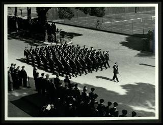 Giovanni Gronchi visita l'Accademia navale di Livorno in occasione del 75° anniversario dell'Istituto
