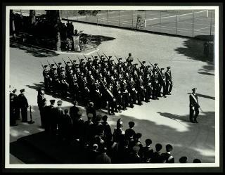 Giovanni Gronchi visita l'Accademia navale di Livorno in occasione del 75° anniversario dell'Istituto
