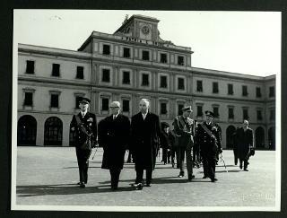 Giovanni Gronchi visita l'Accademia navale di Livorno in occasione del 75° anniversario dell'Istituto