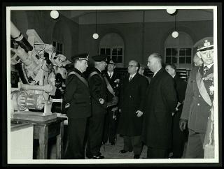 Giovanni Gronchi visita l'Accademia navale di Livorno in occasione del 75° anniversario dell'Istituto
