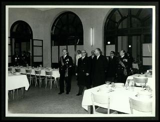 Giovanni Gronchi visita l'Accademia navale di Livorno in occasione del 75° anniversario dell'Istituto