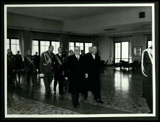 Giovanni Gronchi visita l'Accademia navale di Livorno in occasione del 75° anniversario dell'Istituto