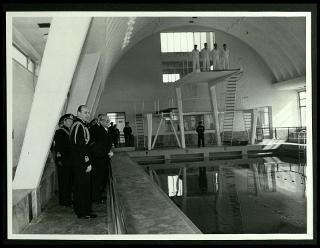 Giovanni Gronchi visita l'Accademia navale di Livorno in occasione del 75° anniversario dell'Istituto