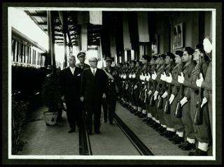 Giovanni Gronchi visita l'Accademia militare di Modena