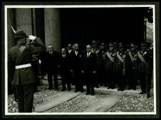 Giovanni Gronchi visita l'Accademia militare di Modena