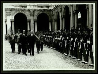 Giovanni Gronchi visita l'Accademia militare di Modena