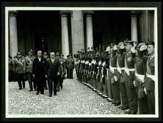 Giovanni Gronchi visita l'Accademia militare di Modena