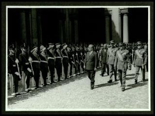 Giovanni Gronchi visita l'Accademia militare di Modena