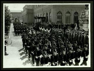 Giovanni Gronchi visita l'Accademia militare di Modena