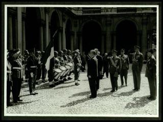 Giovanni Gronchi visita l'Accademia militare di Modena
