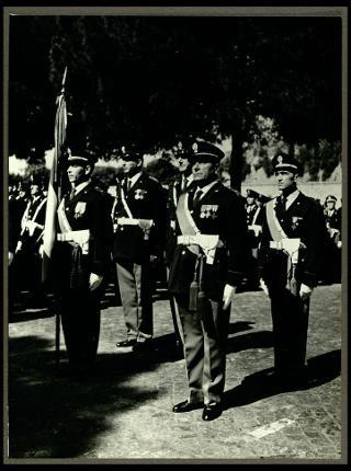 Giovanni Gronchi assiste alla rivista militare a Roma per l'XI annuale della costituzione della Repubblica