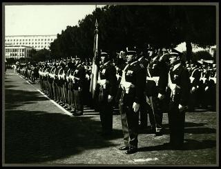 Giovanni Gronchi assiste alla rivista militare a Roma per l'XI annuale della costituzione della Repubblica