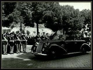 Giovanni Gronchi assiste alla rivista militare a Roma per l'XI annuale della costituzione della Repubblica