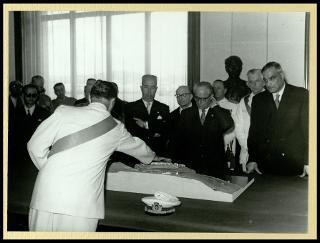 Giovanni Gronchi visita l'Accademia aeronautica di Nisida