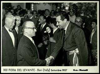 Giovanni Gronchi visita la XXI Fiera del Levante di Bari