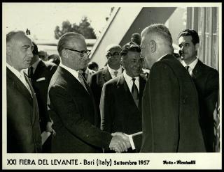 Giovanni Gronchi visita la XXI Fiera del Levante di Bari