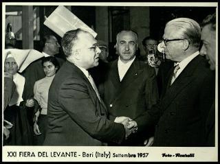 Giovanni Gronchi visita la XXI Fiera del Levante di Bari