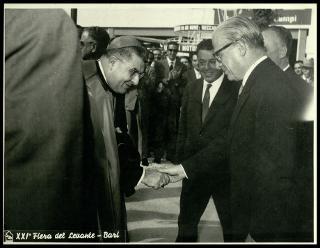 Giovanni Gronchi visita la XXI Fiera del Levante di Bari